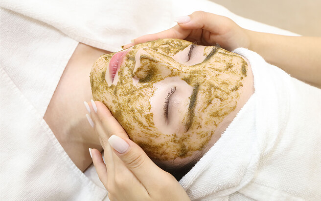 写真：ダイヤモンドハーブピーリング®は繰り返す肌悩みを抱え、表面的ではない根本的な肌質改善を目指したい方に適した施術です。